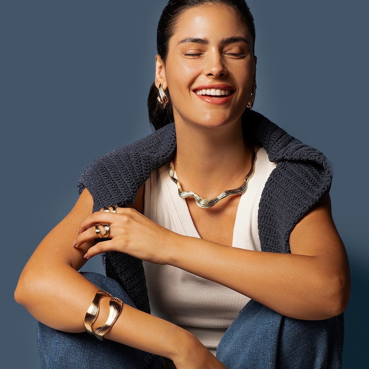 Lívia Bracelet: Sculptural Wave Cuff in Gold - Luiza Jewelry