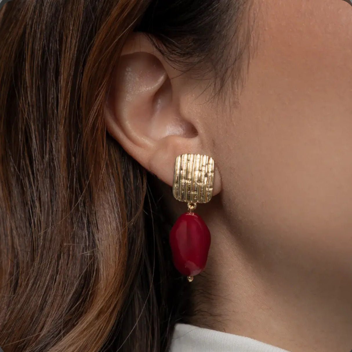 Soraya - Luiza Jewelry
Model wearing gold plated Soraya earring with red drop