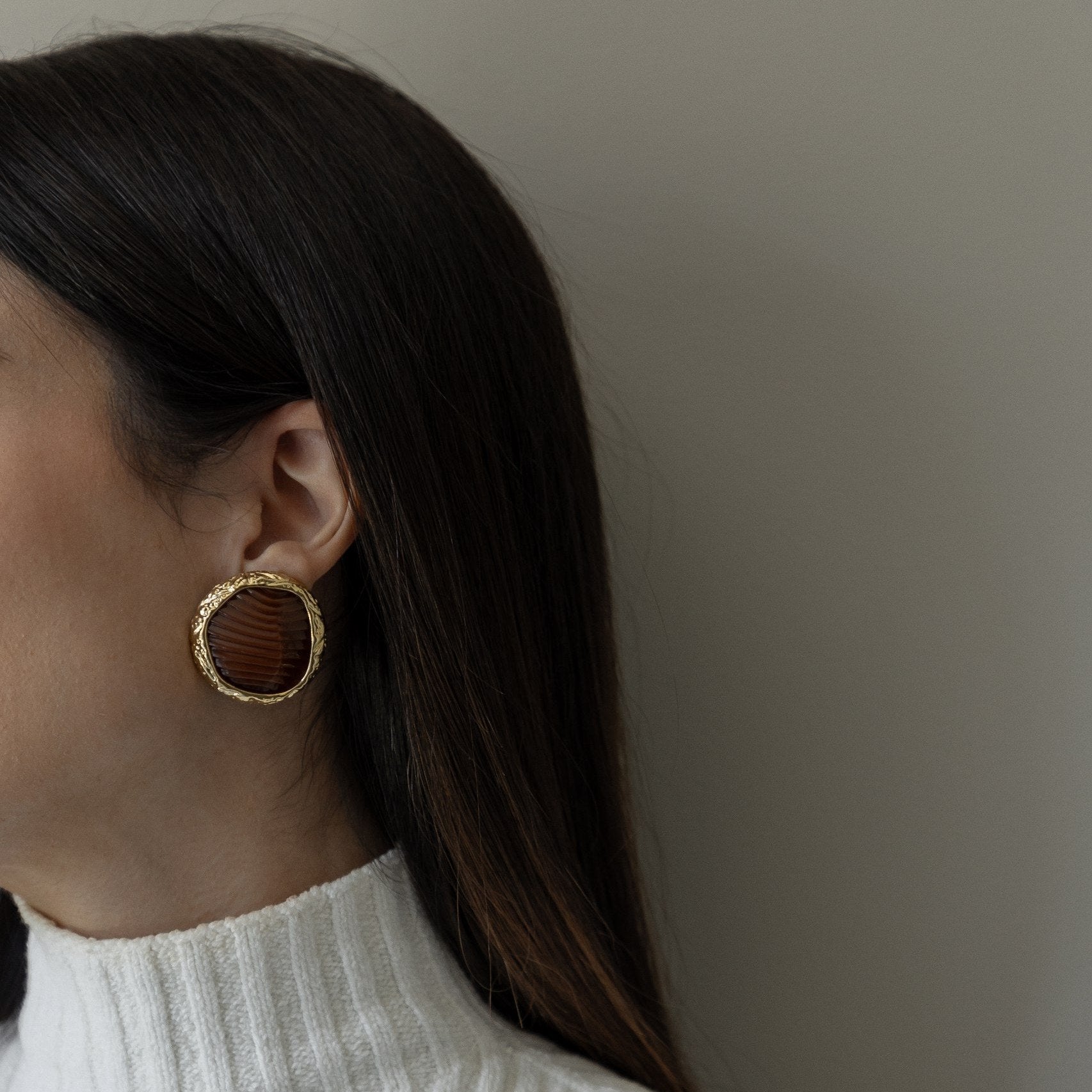 Gold-plated round button earrings with cherry and brown resin center – Luiza Jewelry