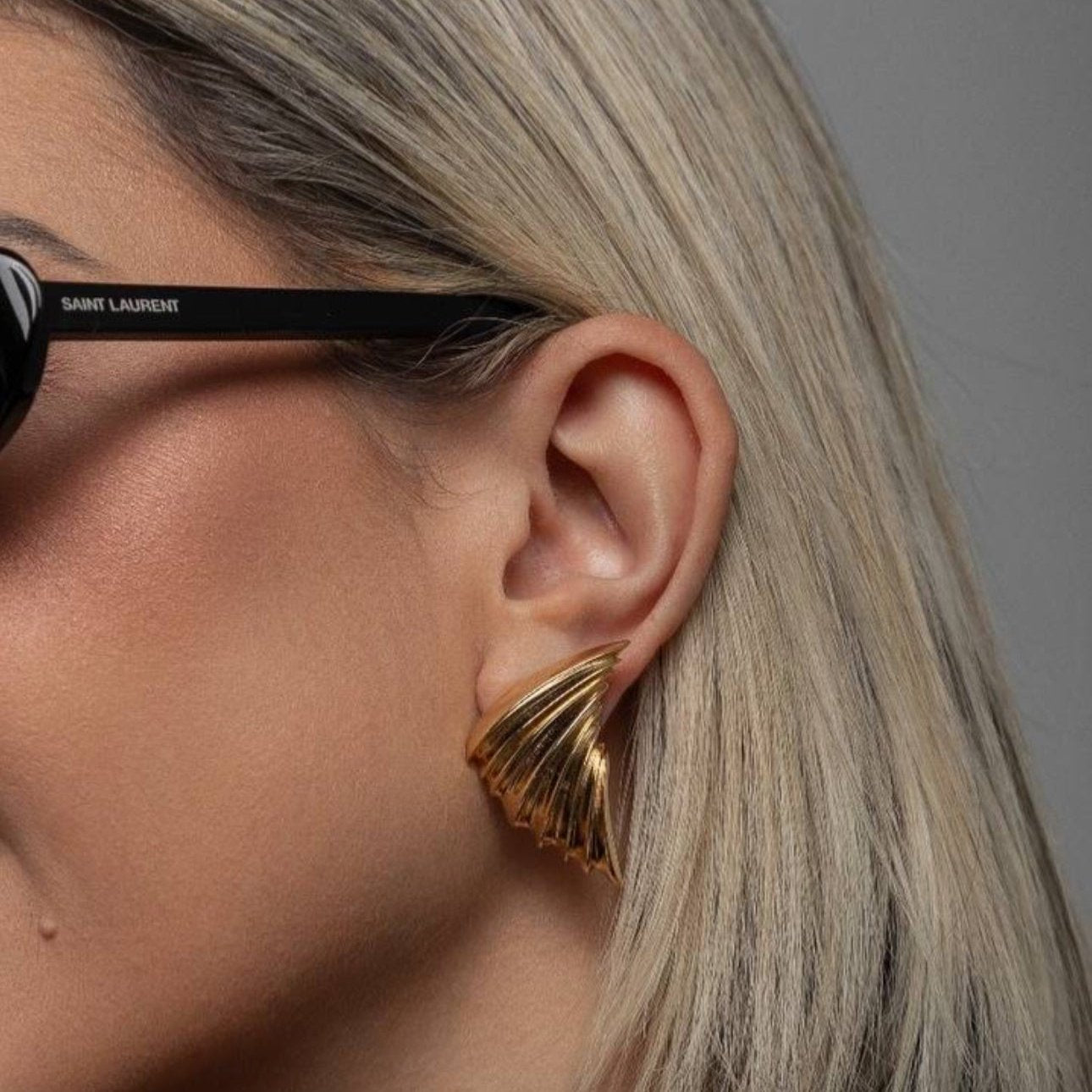 Vania earring in wing-inspired modern gold design – 32.7 mm