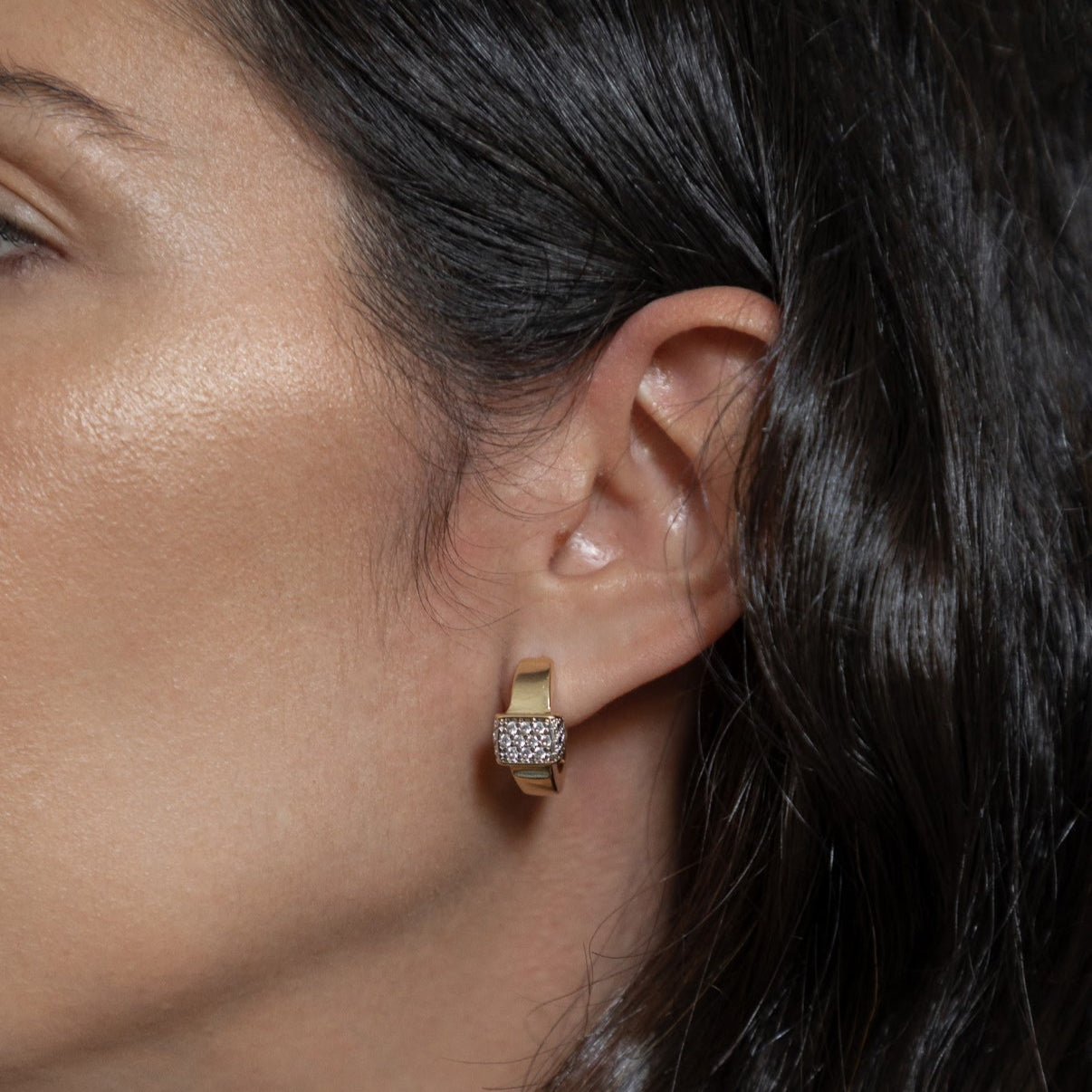 Close-up of woman wearing 18k gold-plated hoop earring with zircon pavé detail (3cm)