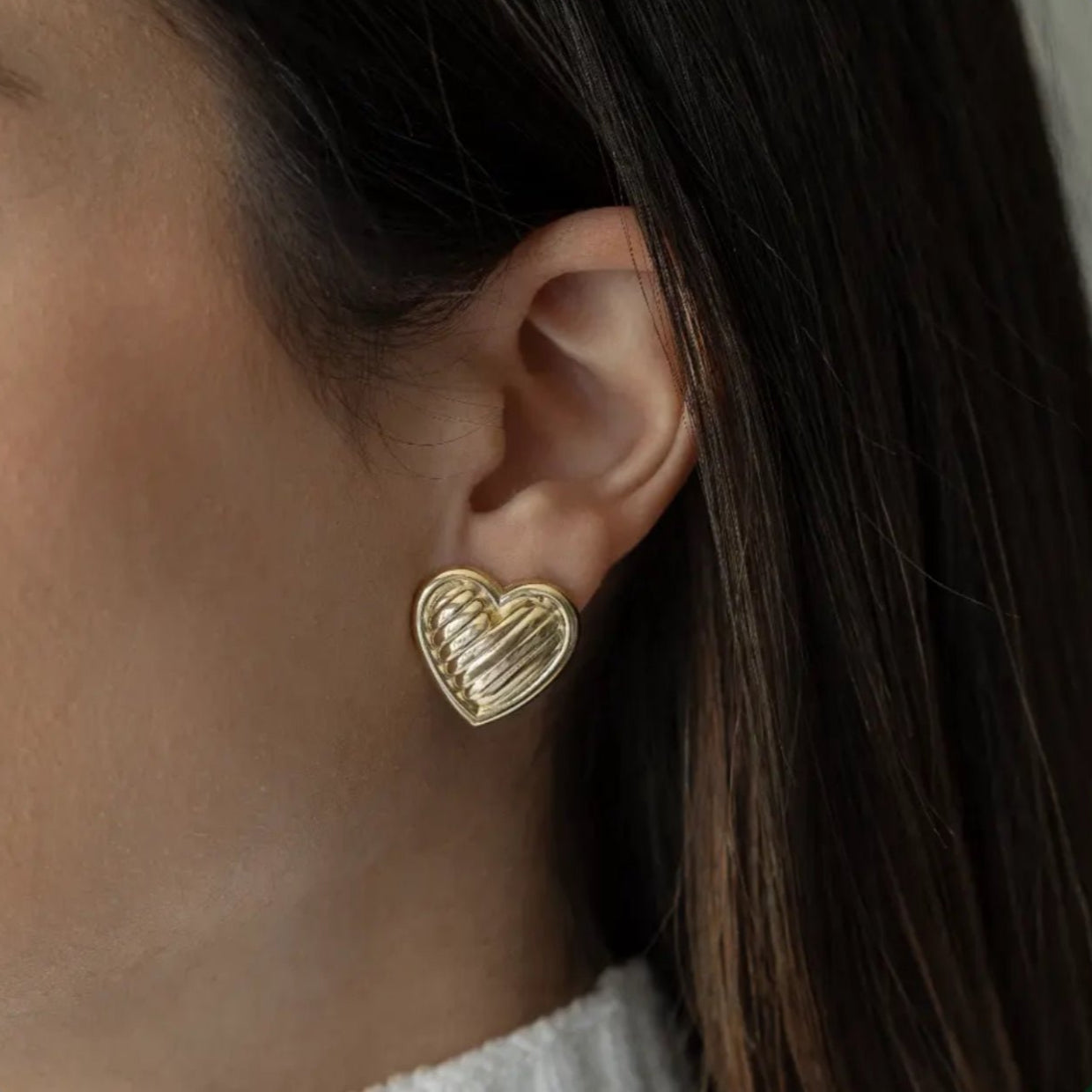 Lorena heart-shaped stud earring in textured gold – 19.6 mm statement design