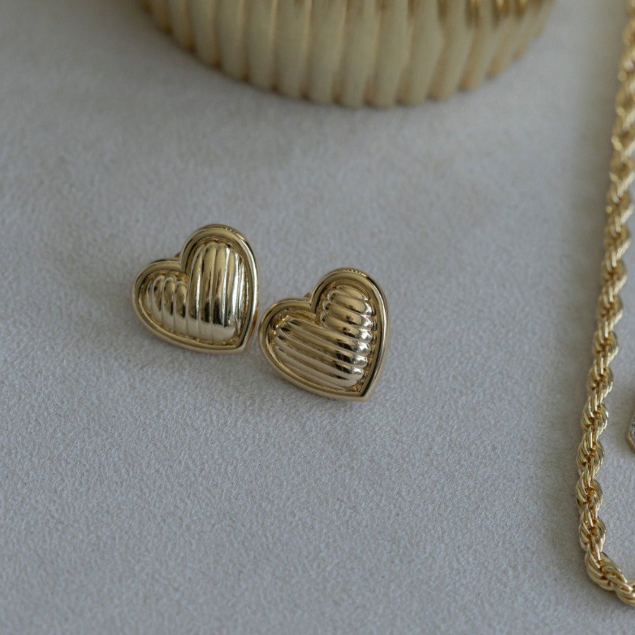 Lorena heart-shaped stud earring in textured gold – 19.6 mm statement design