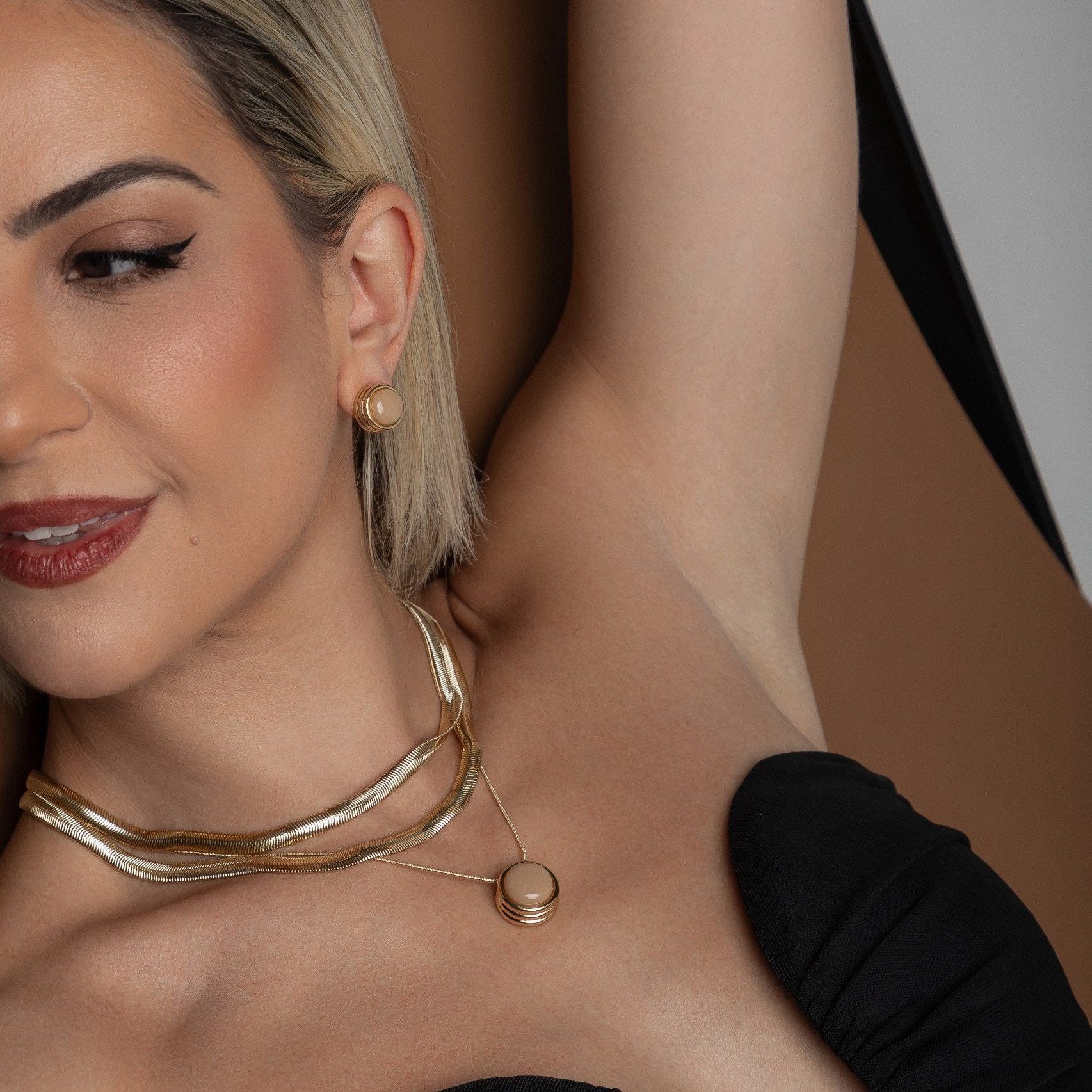 Beige Resin Jewelry Set – Necklace & Earrings
