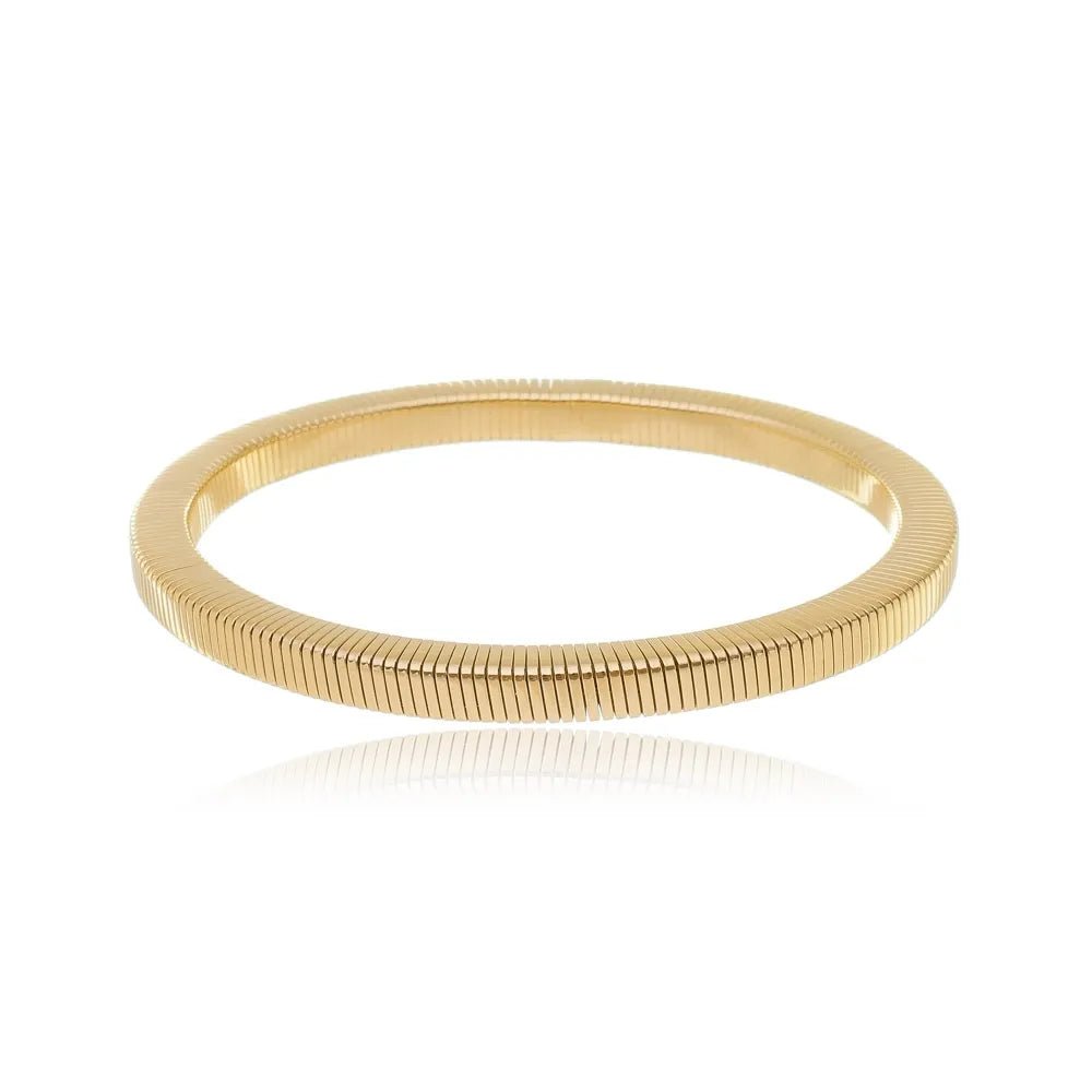 Carlota flexible gold bracelet with ribbed texture and 6.7 cm diameter