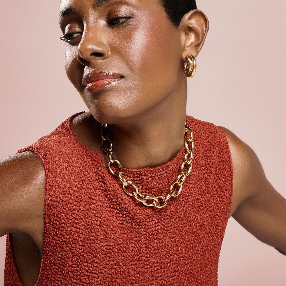Lola necklace – short gold chain with oval links and invisible clasp