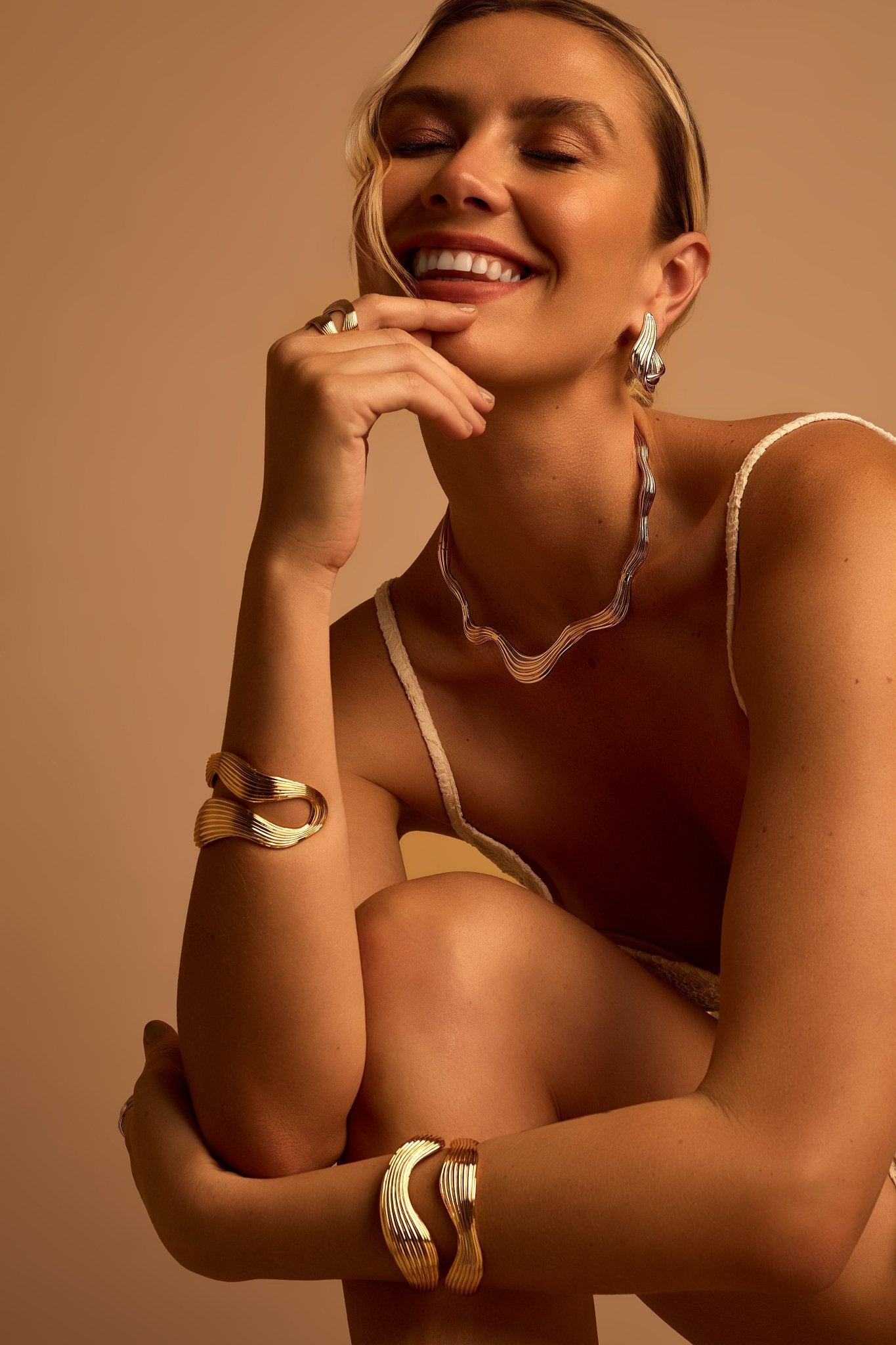 Lívia Bracelet: Sculptural Wave Cuff in Gold - Luiza Jewelry